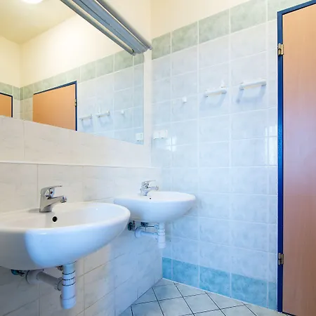 Dizzy Daisy Riviera Hostel *